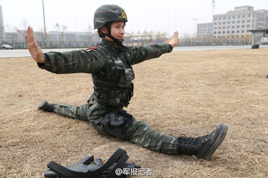 猎鹰突击队美女队员轻松一字马