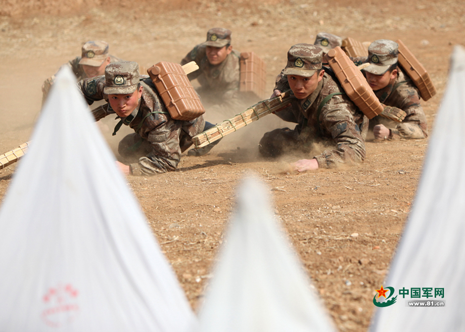 实拍解放军工兵人工扫雷开路