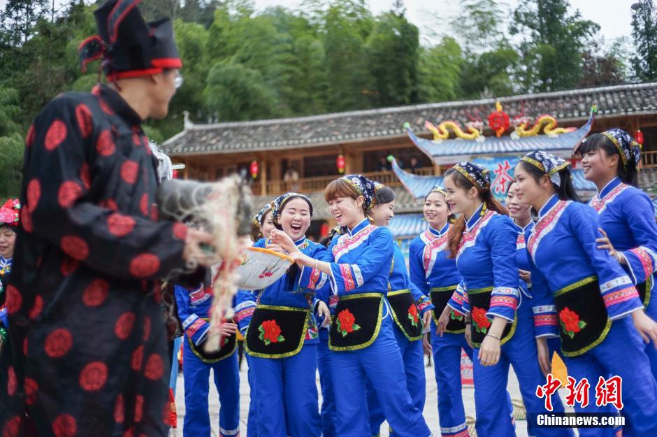 贵州石阡仡佬族共舞茶灯迎新茶季