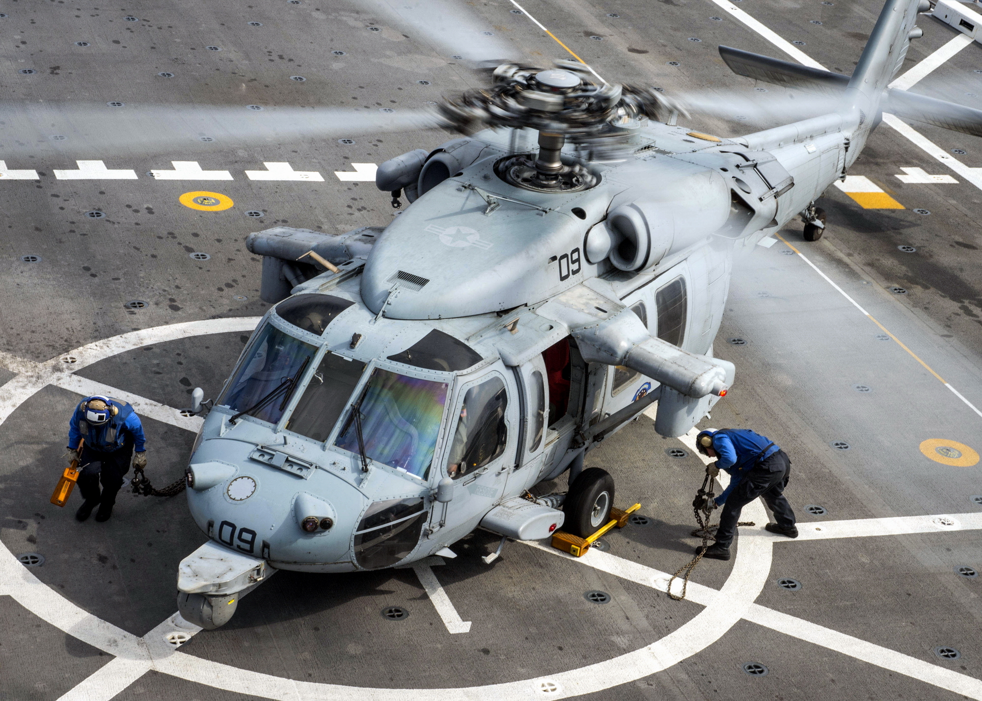 美军两栖攻击舰海鹰直升机