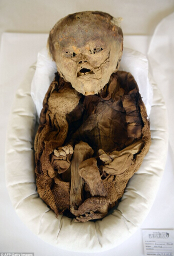 秘鲁古坟墓群发现婴儿1千年前木乃伊保存完好