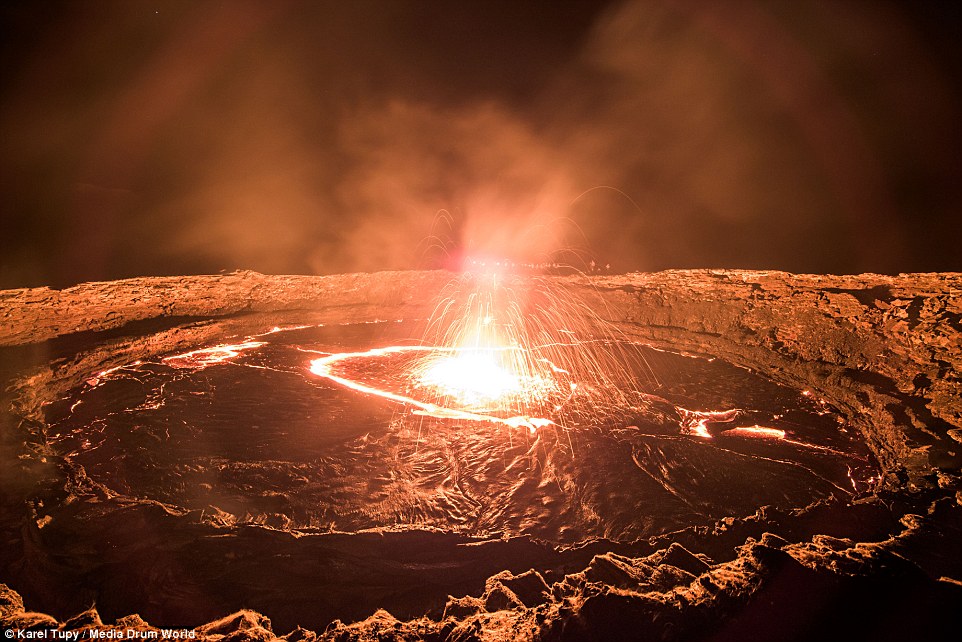 马鲁姆火山熔岩湖图片