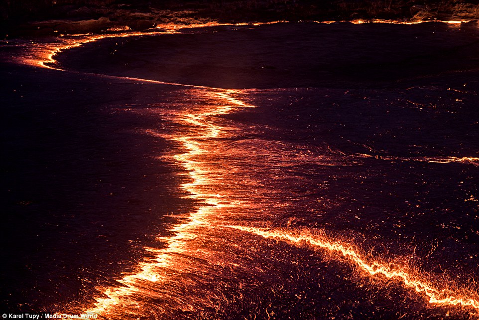 摄影师近距离拍摄熔岩湖