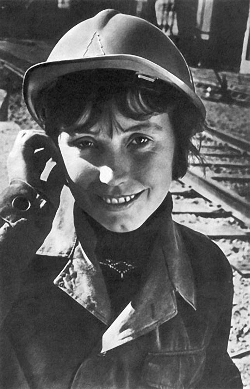 俄网友热捧苏联时期美女照自然美眼神有内涵