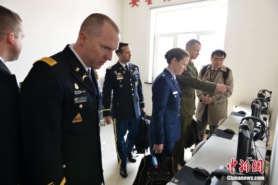 美军代表参观该团"红八连".中新社发 王坤 摄