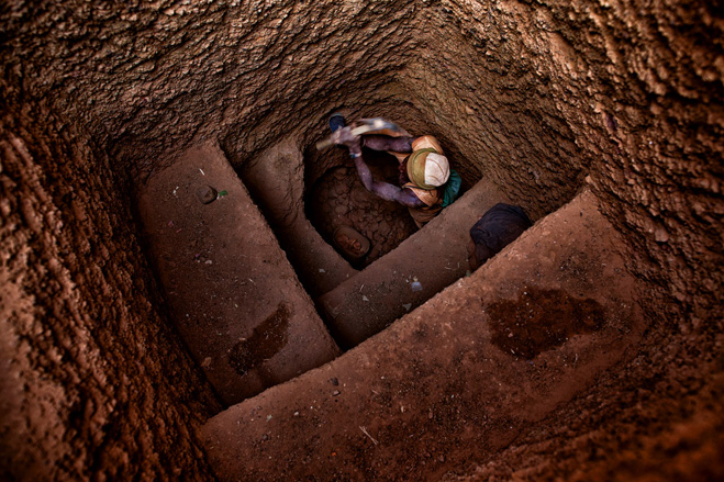 非洲采金童工的生活不到十岁进矿区未上过学