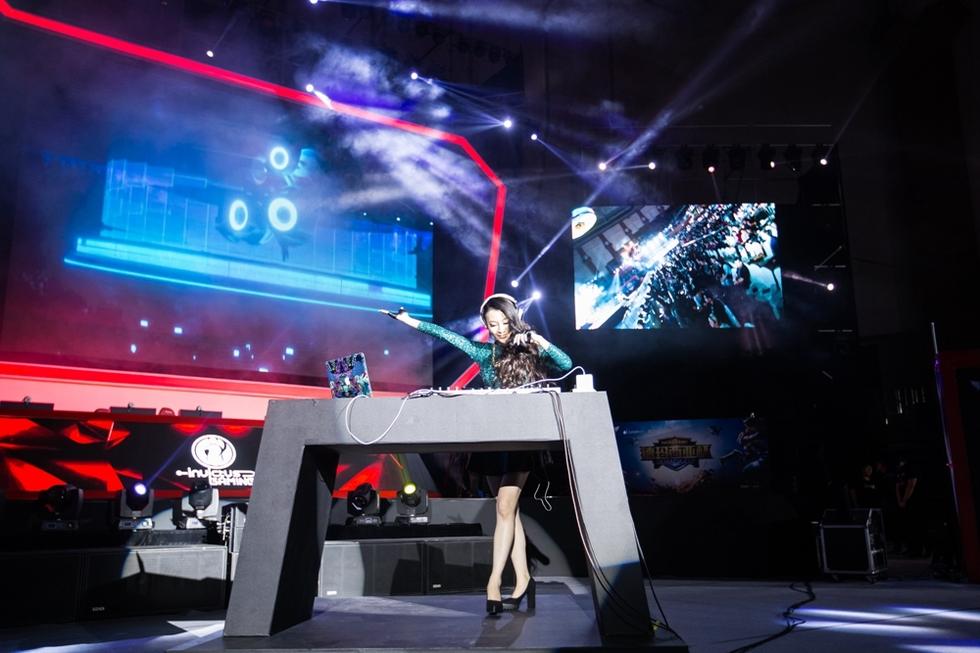 高清前国脚携妻女观战lol称电竞和足球很像