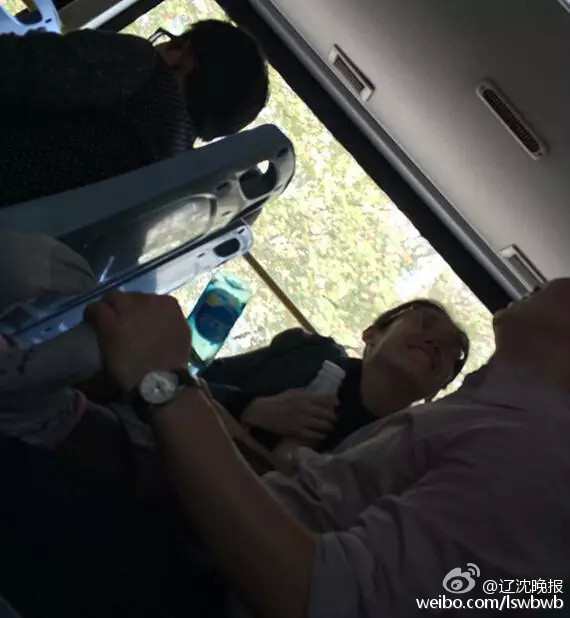 武汉一对中年男女公交车上激吻半小时