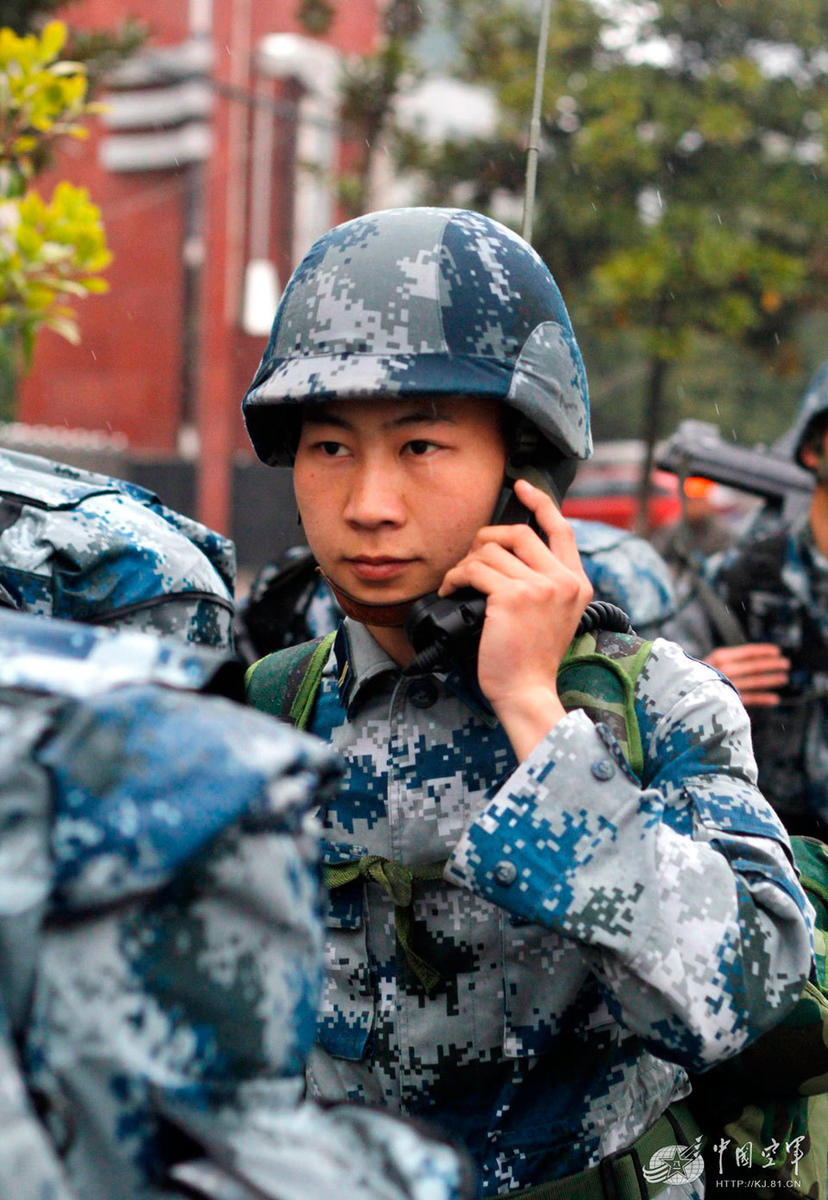 千餘名空降兵全副武裝徒步機動