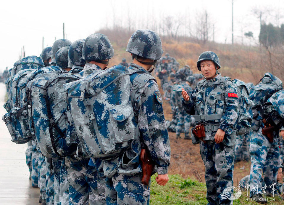 千余名空降兵全副武装徒步机动