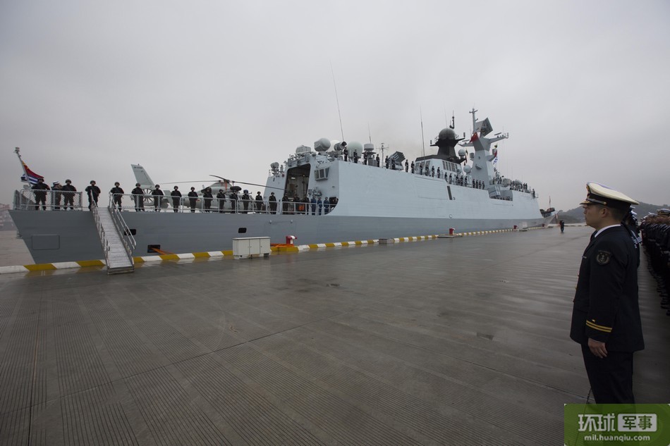 起航待发的益阳号新型护卫舰   张标 摄