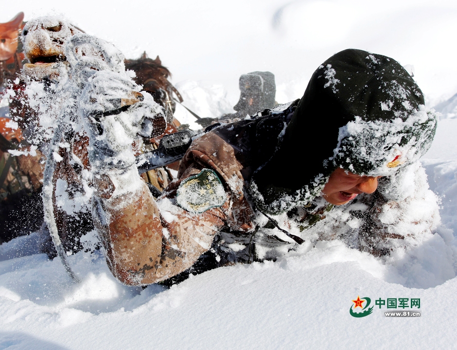 中哈边境边防兵陷入齐腰深雪中