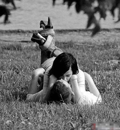 俄罗斯情侣大胆秀恩爱当街激情