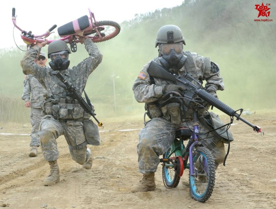 美韩士兵一本正经骑儿童自行车