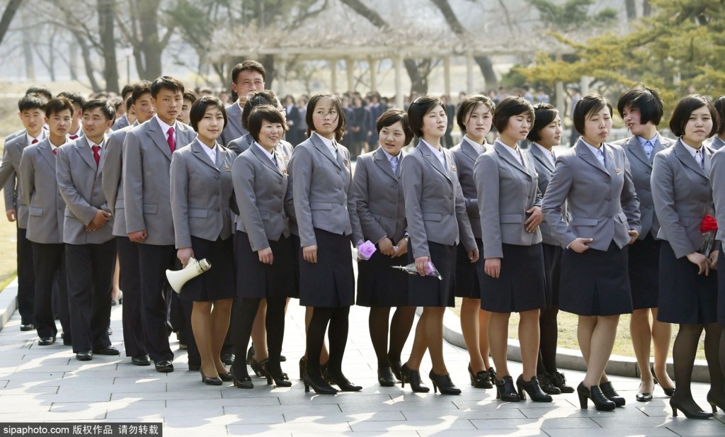 朝鲜大学生身穿制服参观平壤郊区金日成出生地