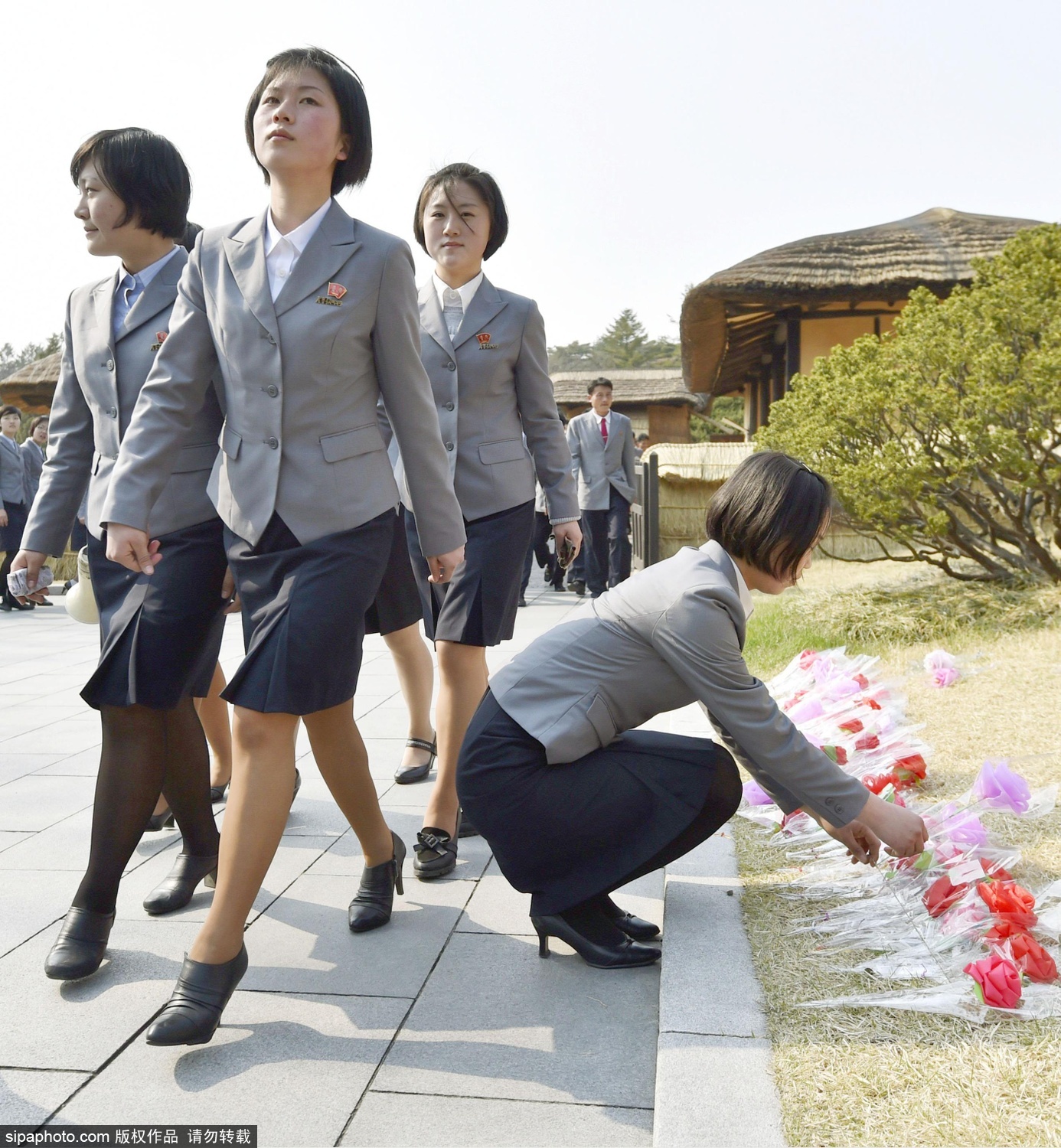 朝鲜大学生身穿制服参观平壤郊区金日成出生地