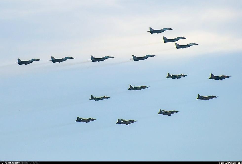 俄军阅兵彩排战机群组成70字样