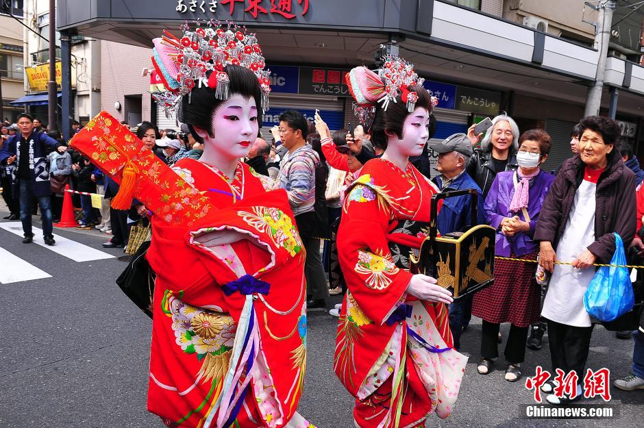 东京老街再现旧时 花魁巡游 情形