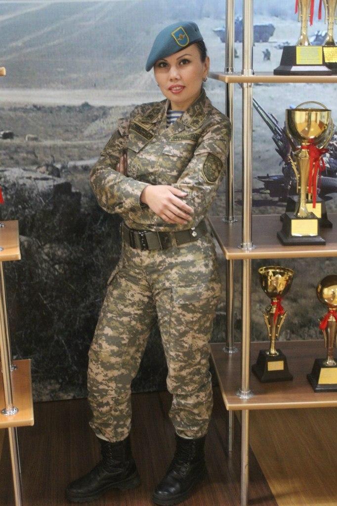 哈萨克女兵选美吸引男性入伍