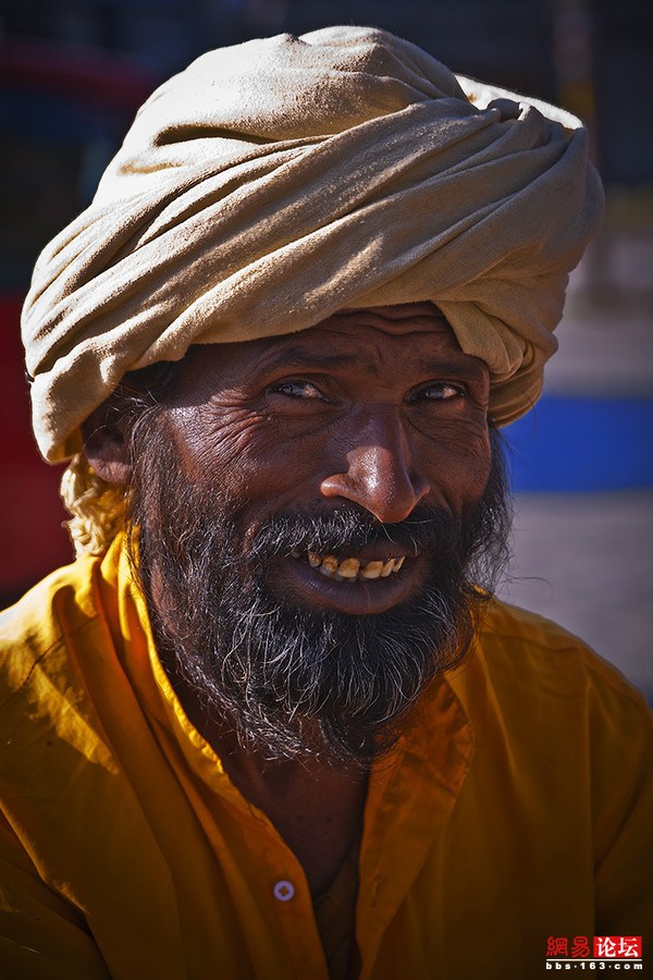 另类人群揭秘中外苦行僧的世界