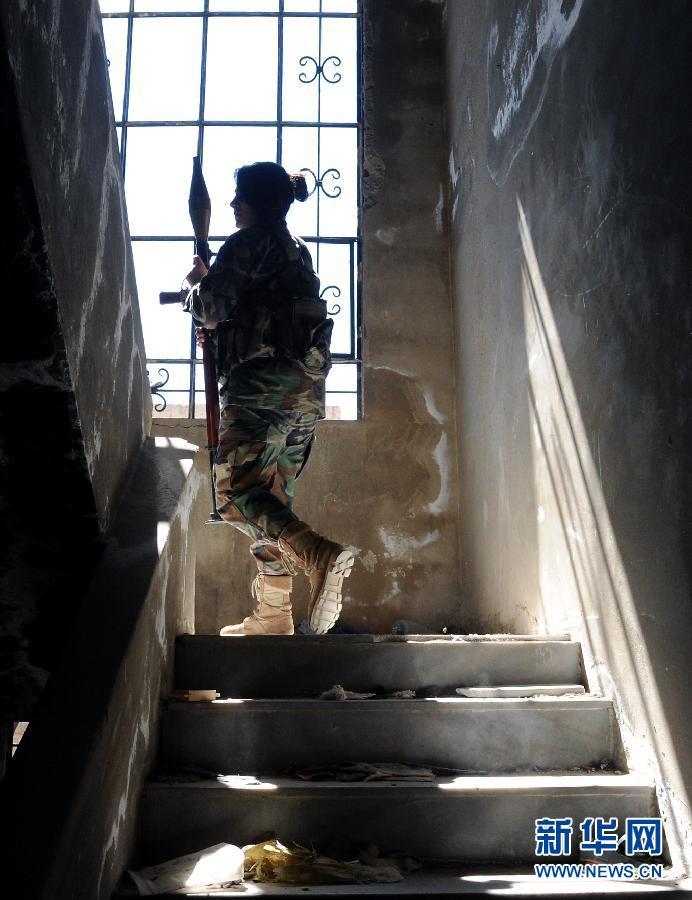 叙利亚战场前线女兵面容娇嫩