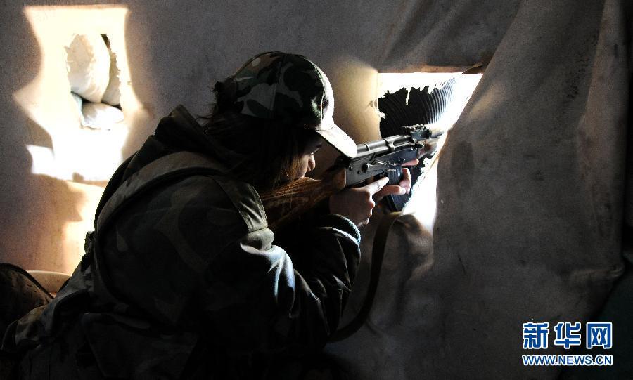 叙利亚战场前线女兵面容娇嫩