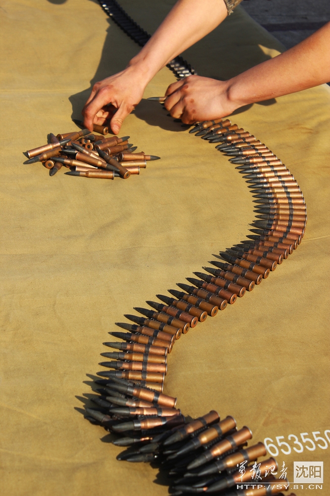 解放军士兵1分钟装填125发子弹