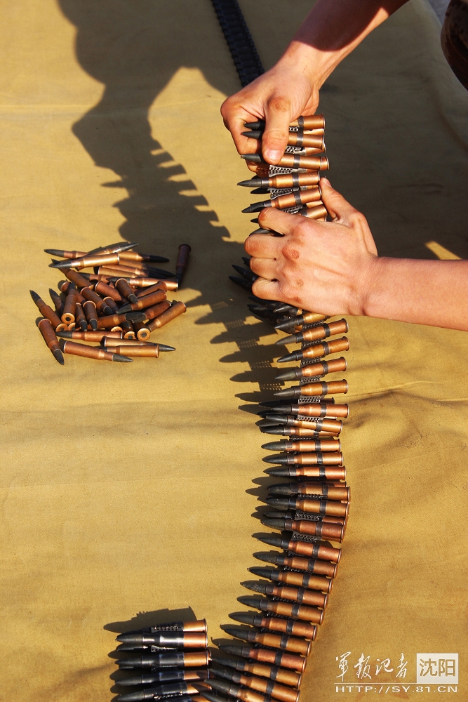 解放军士兵1分钟装填125发子弹