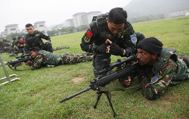 斯里兰卡陆军与我武警并肩作战