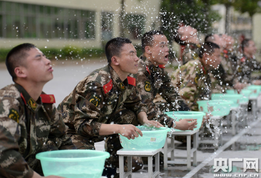 武警战士头埋脸盆水中练闭气功