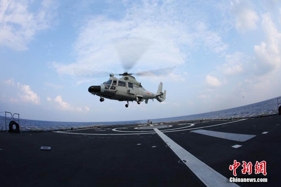 我护航编队舰载直升机夜间起飞