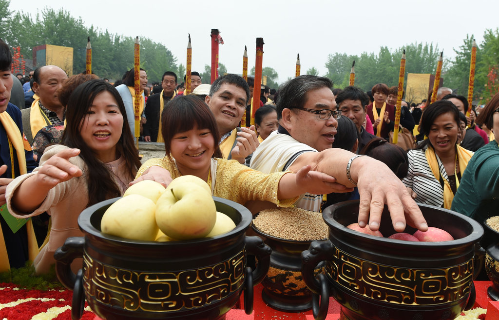 鄭州拜祖大典現場遊客爭搶祭祀水果