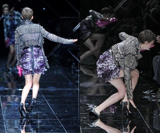 模特台上内衣滑落淡定走完全程