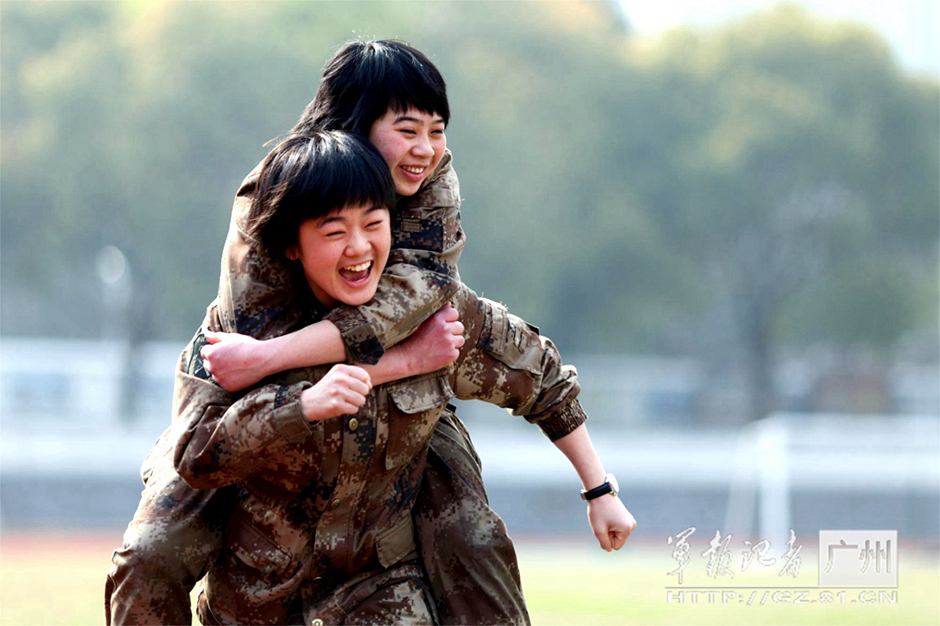 16 解放军长话连女兵羞涩可爱