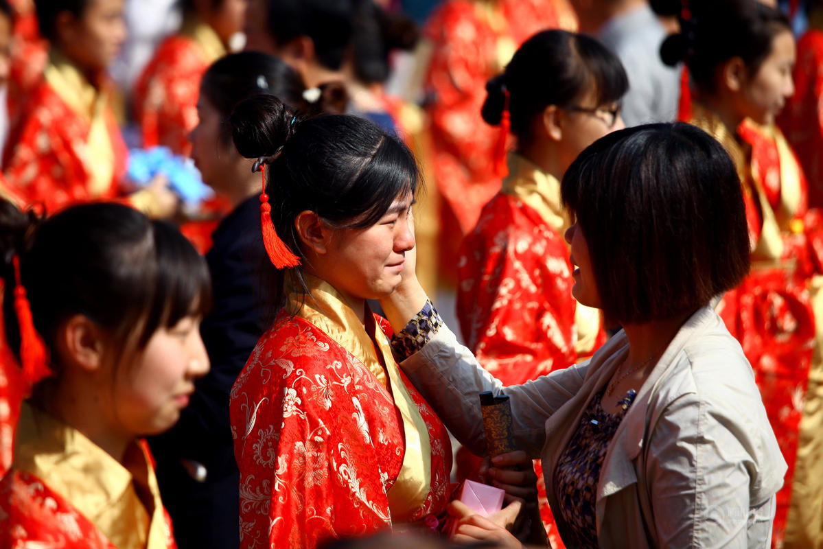 西安千名学子参加成人礼与家长相拥而泣