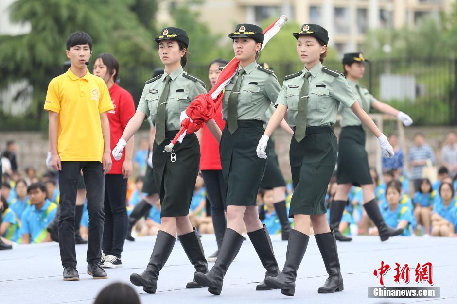 大学国旗班女生身材好颜值高 大学国旗班女生身材好颜值高