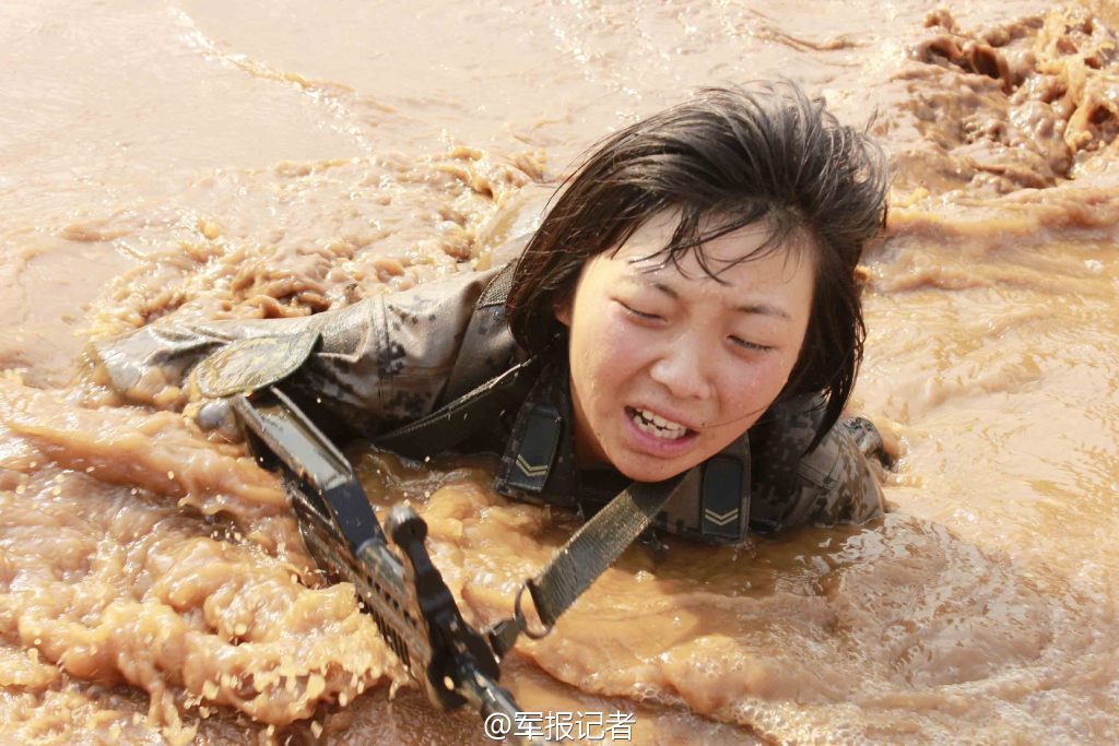 解放军女特种兵从蛇窝中掏枪