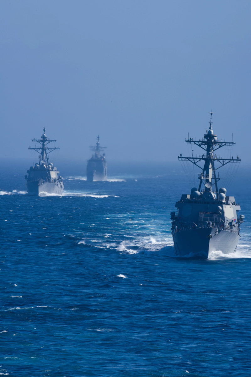 美军航母战斗群在太平洋秀武力