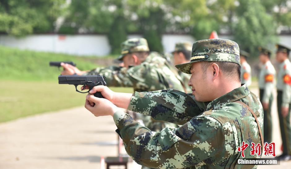 各基层单位的1000多名官兵参加了5公里武装越野,95式自动步枪精度射击