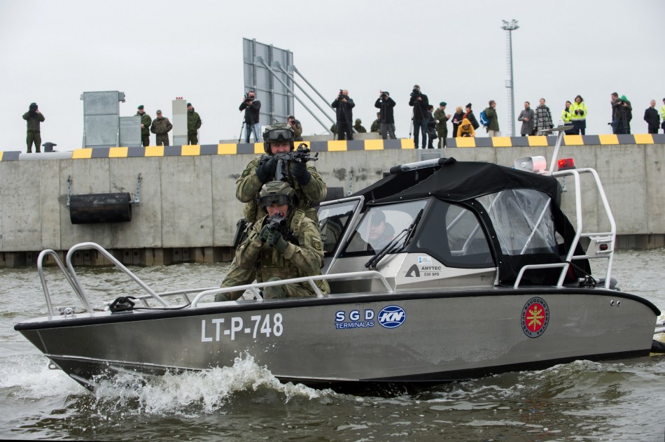 立陶宛军警演习保护天然气船