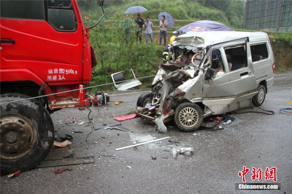 广西微型客车撞山壁致3死3伤