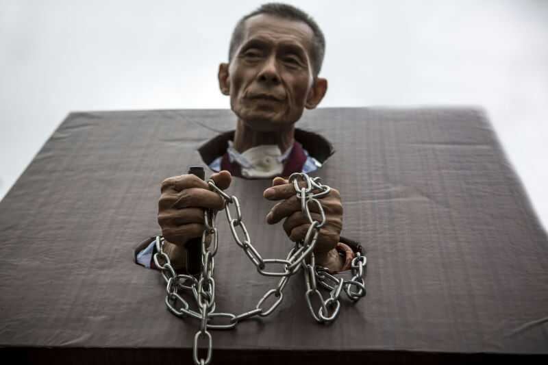 老人骗亲弟近亿资产患癌后戴枷锁街头忏悔