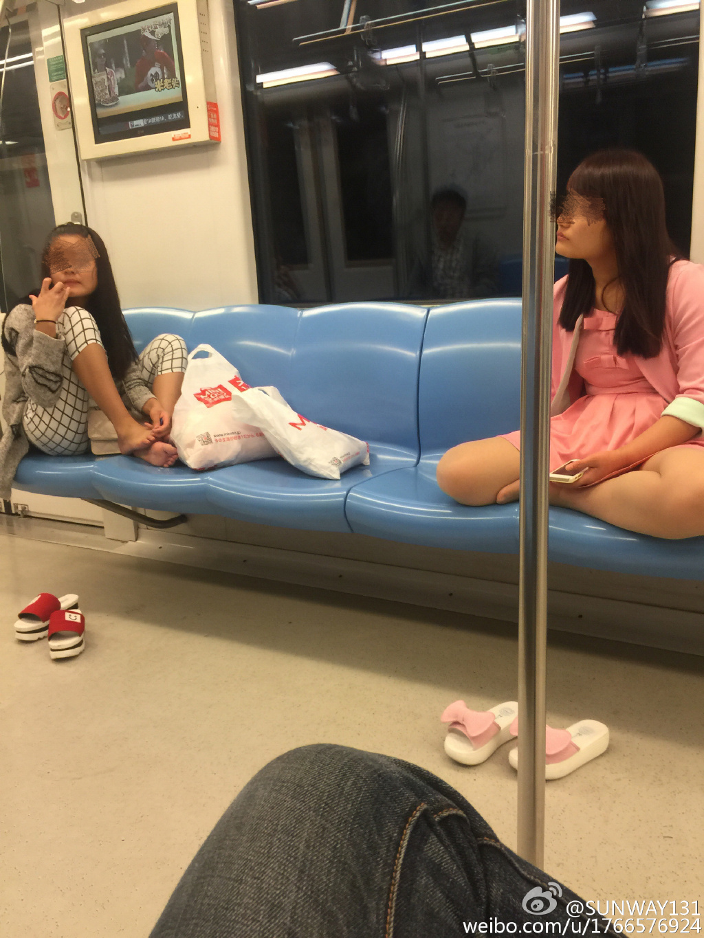 南京地铁现抠脚女
