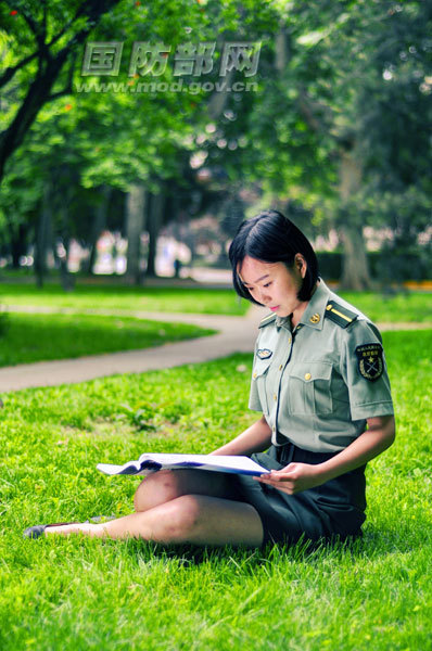 解放军军校俏丽女生毕业照