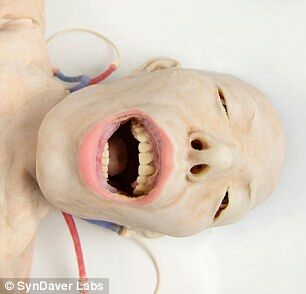 据称,syndaver合成尸体会流血,呼吸.在灯光的照射下,瞳孔甚至会放大.