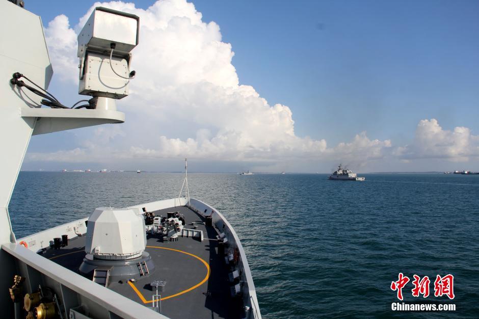 054a玉林舰抵新加坡参加防务展