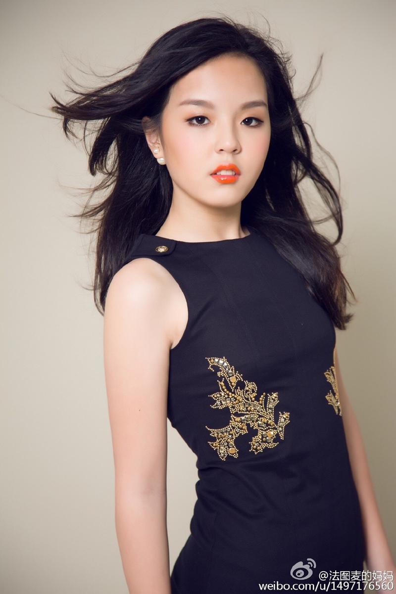 李咏13岁女儿成熟美艳520庆生全家出镜