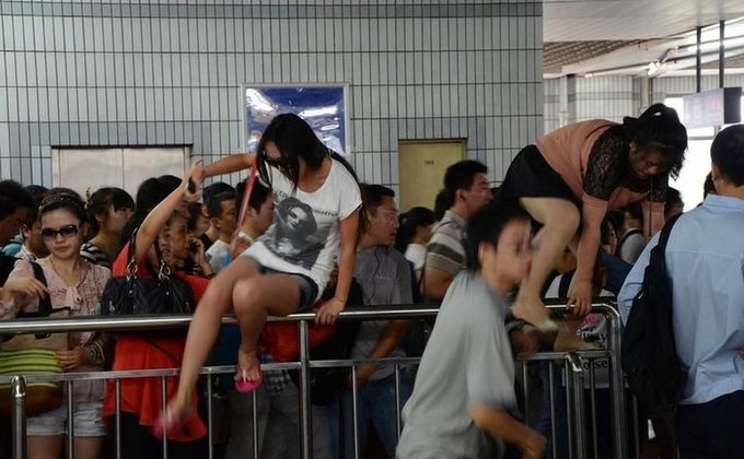 女游客带男童在故宫随地小便 公共场所"出格"行为