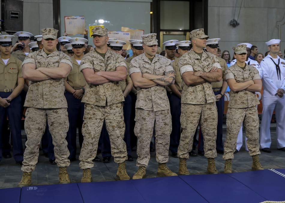 美国彪悍女军官扛起男人就跑