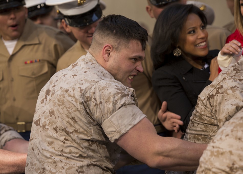 美国彪悍女军官扛起男人就跑